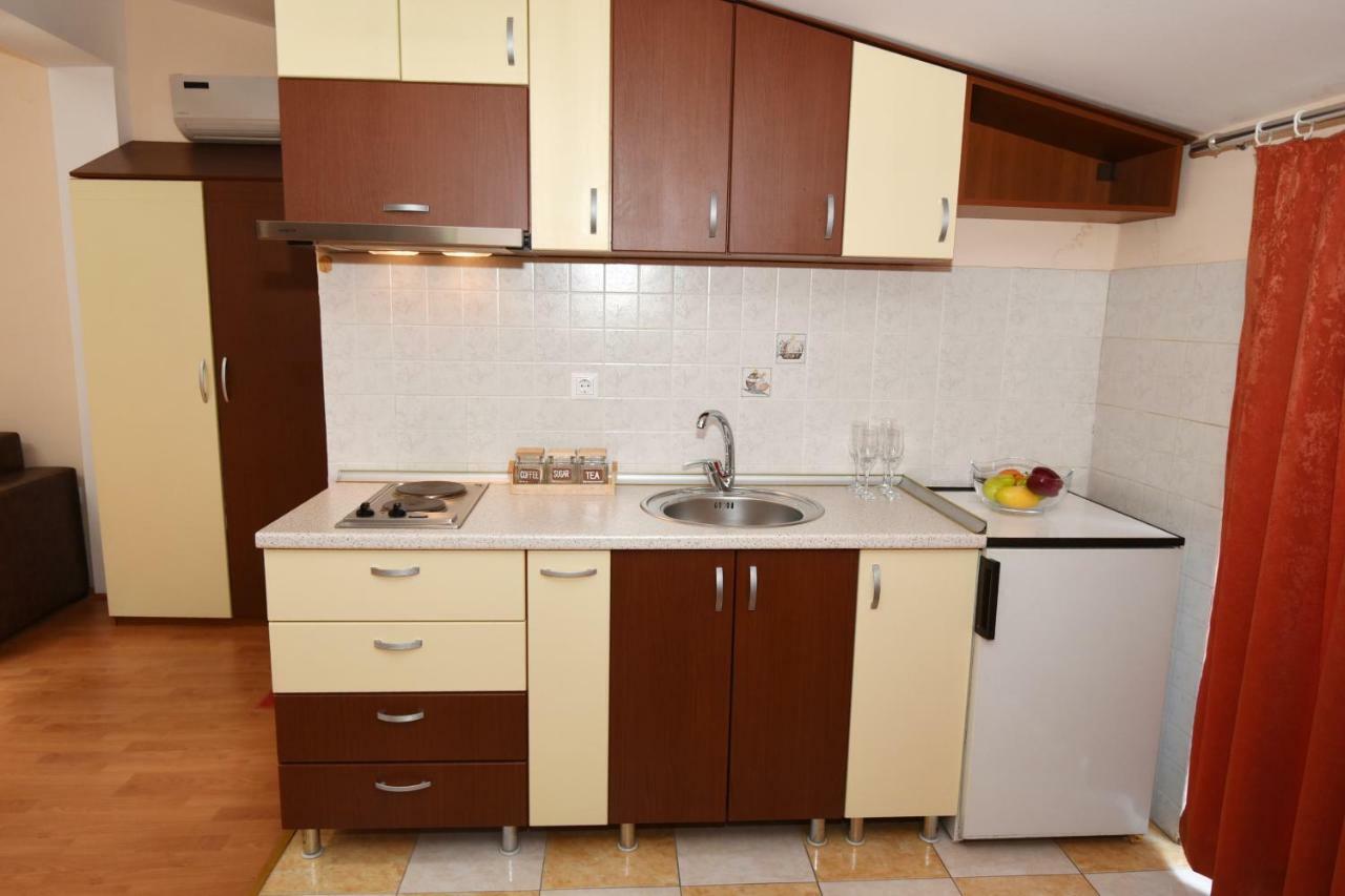 Darni Central Apartments - Bazaar Location With Free Parking โอครีด ภายนอก รูปภาพ
